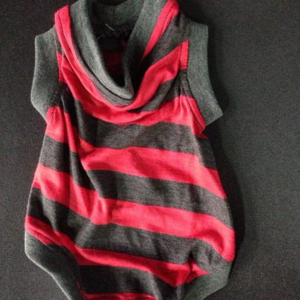 Camisa a rayas roja con negro