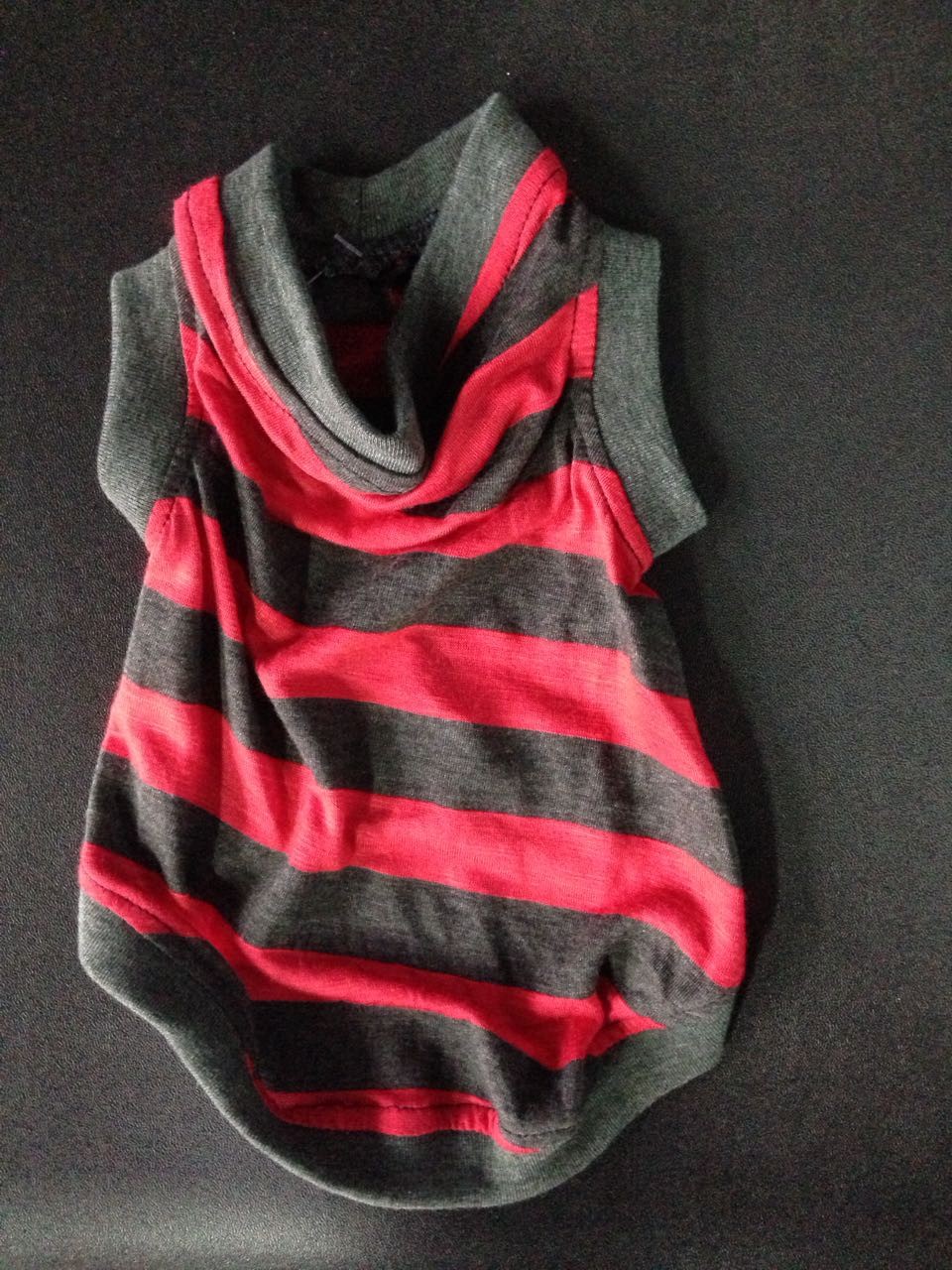 Camisa a rayas roja con negro