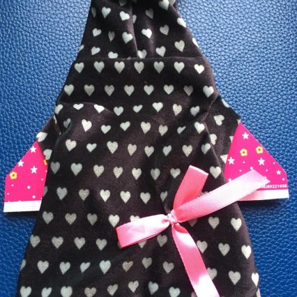 Suéter con corazones y gorro