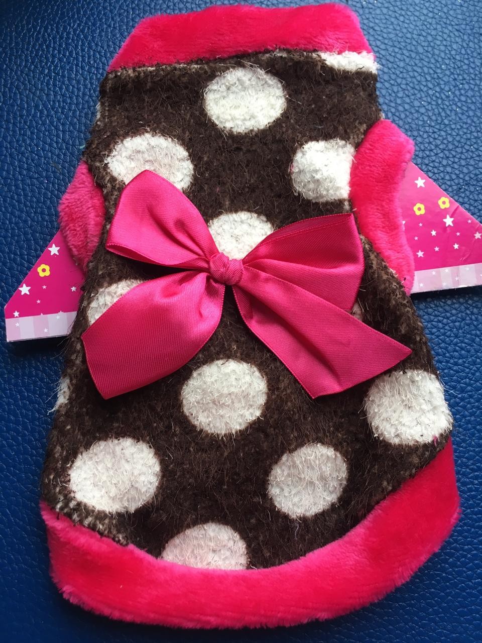 Camisa café con bolas blancas