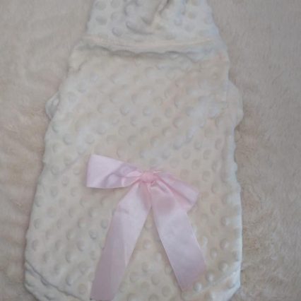 Sueter color beige con lazo rosado y Gorro