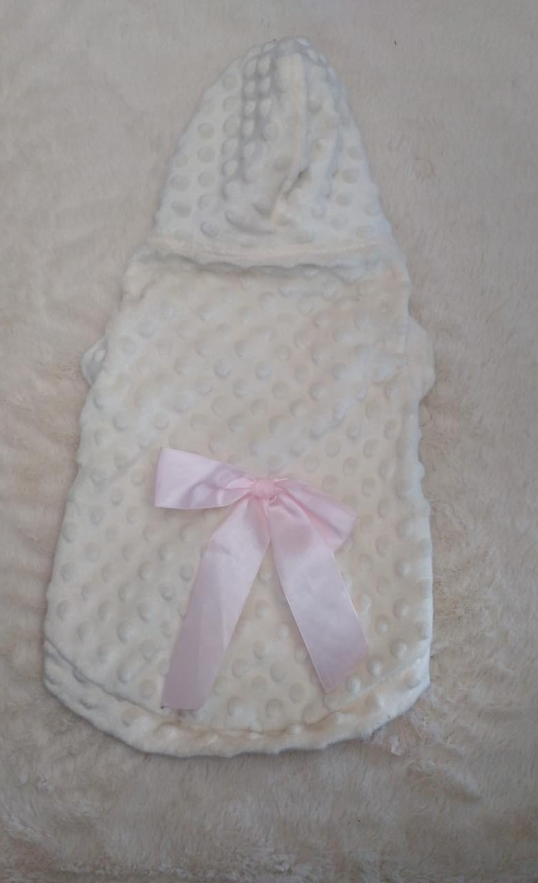 Sueter color beige con lazo rosado y Gorro